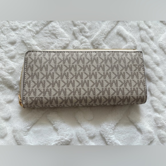 Michael Kors jet set travel large logo quarter zip vanilla wallet - Picture 4 of 6